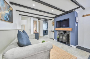 Luxury Couple's Getaway with River Views and Parking
